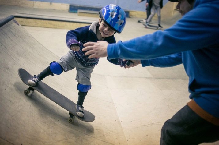 Ребенок 2 года на скейте