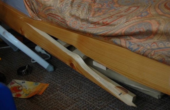Списание кроватей. Сломанные деревянные кровати. Кровать сломалась. Сломанный каркас кровати. Деревянная поломанная кровать.