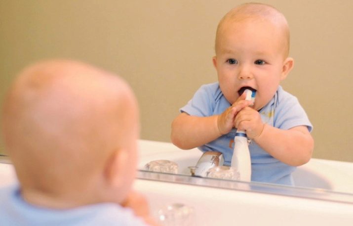 Как правильно чистить зубы ребенку 1 год