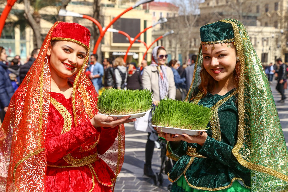 Народ отмечает. Новруз байрам Азербайджан. Праздник Навруз байрам в Азербайджане. Новруз байрам Азербайджан традиции. С праздником Новруз байрам на азербайджанском.